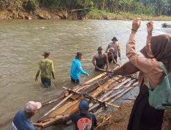Polisi dan Warga Bantu Seberangkan Anak Sekolah di Jember Gunakan Bambu Rakit Akibat Jembatan Putus