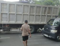 Anggota Polsek Semampir Responsif Tangani Lakalantas di Jalan Simorejo, Ban Truk Tronton Terlepas dan Lukai Tukang Tambal Ban