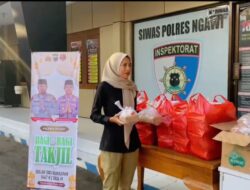Satresnarkoba Polres Ngawi Bagikan Takjil kepada Masyarakat, Wujud Kepedulian di Bulan Ramadan