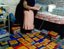 Inspiratif! Buak Balak Buatan Bunda Herni Desa Gedung Harta Kebanjiran Pesanan Jelang Idul Fitri Herni: Ajak Ibu-Ibu Desa Manfaatkan Peluang Bisnis Buak Balak