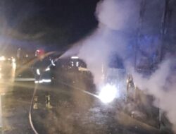 Diduga Akibat Gesekan Kampas Rem, Bus Terbakar di Tol Trans Sumatera KM 47,600 Lampung Selatan Damkar Berjibaku Jinakkan Api
