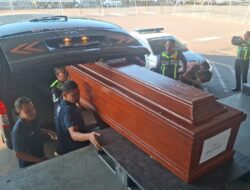 DVI Polda Jatim Serahkan Jenazah Kelima Korban KM Mutiara Sentosa II