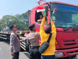 Sambut HUT ke-81 RI, Polres Pelabuhan Tanjung Perak Bagikan Bendera Merah Putih kepada Pengendara