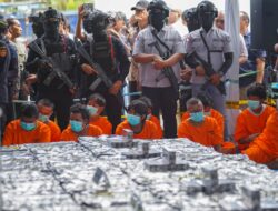 Terbongkar! Kapal Berbendera Tanzania Bawa 2,6 Ton Metamfetamin Cair di Perairan Karimun