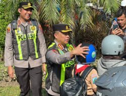 Tertib Berlalu Lintas Berbuah Apresiasi, Kapolrestabes Surabaya Bagikan Helm Gratis kepada Pengendara