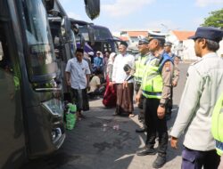 Cegah Kecelakaan, Polres Pelabuhan Tanjung Perak, Ramp Check Bus Peziarah di Sunan Ampel. 