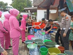 Polres Pasuruan Bersama Bhayangkari Salurkan Air Bersih dan Bansos untuk Warga Jatiarjo